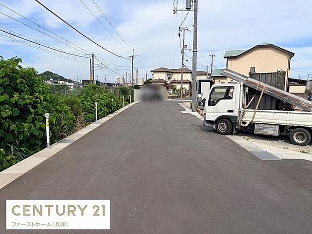 前面道路は舗装されており周囲には住宅が立ち並ぶ穏やかな環境です。落ち着いた住宅地に位置し生活の拠点として活用しやすい現地です。