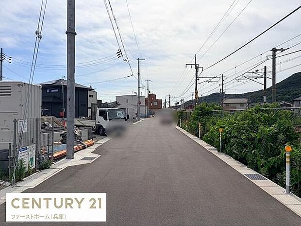 道路幅も十分にあり日当たりもしっかり確保されています。交通の妨げになりにくい静かな環境です。建物周辺も整然としています。