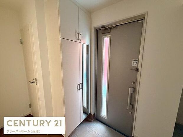 明るい玄関が印象的です。収納スペースも豊富に確保されています。すっきりとしたデザインで日々の出入りが快適です。シンプルな色合いが空間を広く見せています。