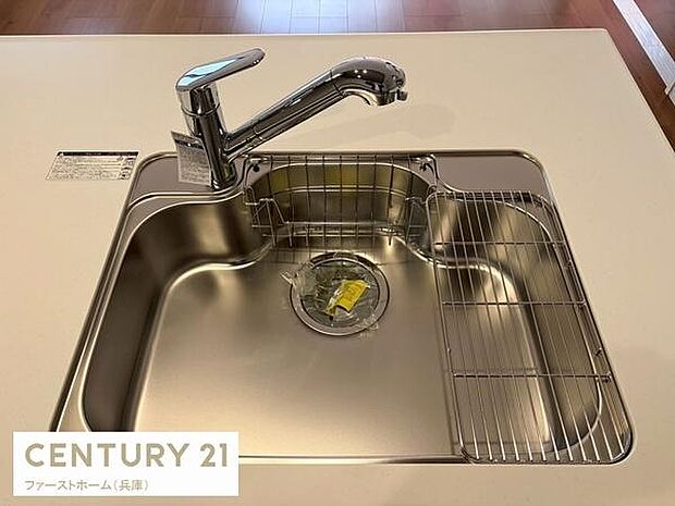 シンプルで使いやすいデザインのシンクが特徴的です。水はねしにくい形状でお手入れもしやすい仕様です。ステンレス素材が清潔感を感じさせます。実用的な水切りスペースも付いています。