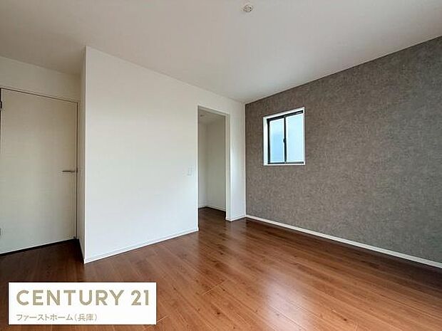 落ち着いた雰囲気の寝室です。窓から自然光が取り入れやすくすっきりとした印象があります。壁のアクセントクロスが空間にメリハリを与えます。フローリングが清潔感を演出しています。