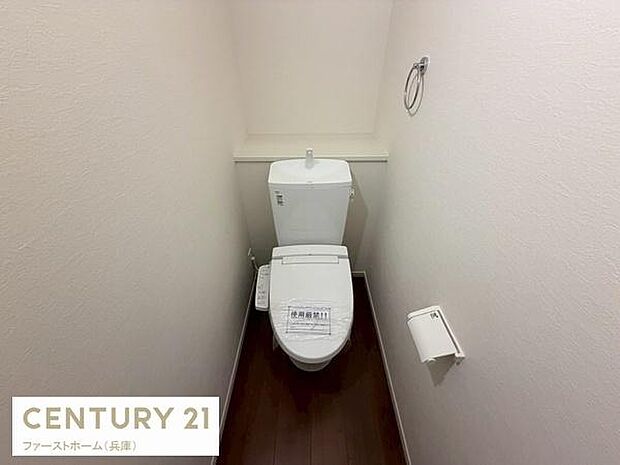 シンプルな内装が特徴のトイレです。ホワイトの壁が明るい印象を与えます。必要な設備がしっかりと配置されています。コンパクトな空間で使い勝手が良いです。清潔感を感じるデザインです。