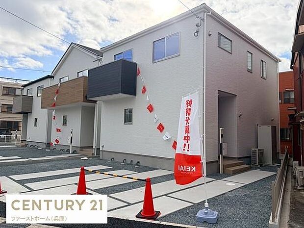 白を基調としたシンプルな外観が特徴の一戸建て住宅です。駐車スペースもゆったり確保されており来客時にも安心です。周囲の住宅とも調和した落ち着いた印象を受ける外観です。