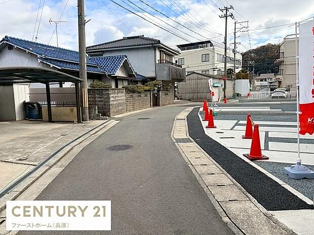 前面道路は舗装されており車両の通行にも配慮された環境です。周囲には住宅が並び落ち着いた街並みが広がっています。道路幅もしっかり確保されており歩行や車の出し入れも快適です。