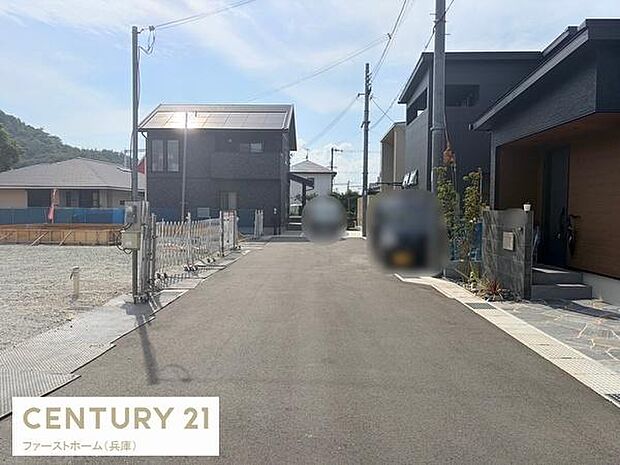 前面道路は幅があり車の出入りもスムーズにしやすい環境です。周辺には新しい住宅が並んでおり整った街並みが印象的です。道路は舗装されており歩行や車両の通行も安心です。敷地周辺は明るく開放感があります。
