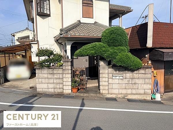 門まわりの植栽が個性的な印象を与える玄関です。ブロック塀と門扉のデザインが住まいの雰囲気と調和しています。玄関周辺も整理されておりすっきりとした印象です。敷地の入口に安心感を演出しています。