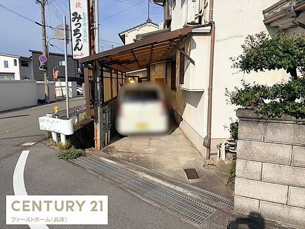 住宅横に設けられた屋根付きの駐車場です。道路からの出入りもしやすい設計となっています。車両をしっかりとカバーできるスペースで建物に隣接している点も便利です。敷地内にあり移動や荷物の運搬にも役立ちます。