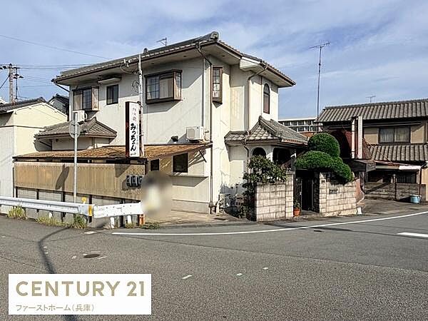 落ち着いた住宅街の角地に位置し視認性の高い立地が魅力です。駐車スペースも確保されており住居兼事業用としても利用可能です。道路に面した建物でアクセス面にも優れています。やわらかな外観デザインが特徴です。