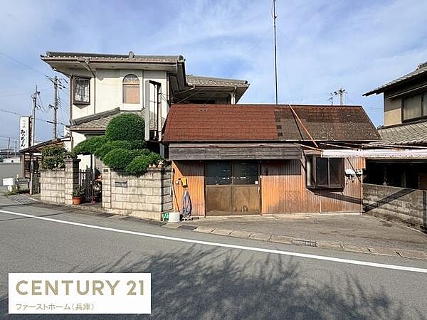 落ち着いた雰囲気のある外観が特徴の建物です。道路に面しておりアクセスも便利です。時代を感じさせる味わい深い構造が魅力です。敷地内の植栽が印象的で街並みに調和しています。