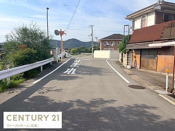 前面道路が広く車の出入りもスムーズに行えます。周囲に自然が多く開放感のある環境です。交通量も少なく静かなエリアです。道路状況がよく車の運転にも安心です。