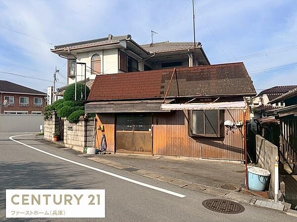 昔ながらの外観が特徴的な建物です。角地に位置しており周囲の通行も便利です。木造の温かみを感じられる外観です。個性的な屋根の形が目を引きます。前面道路も広めで駐車がしやすい印象です。