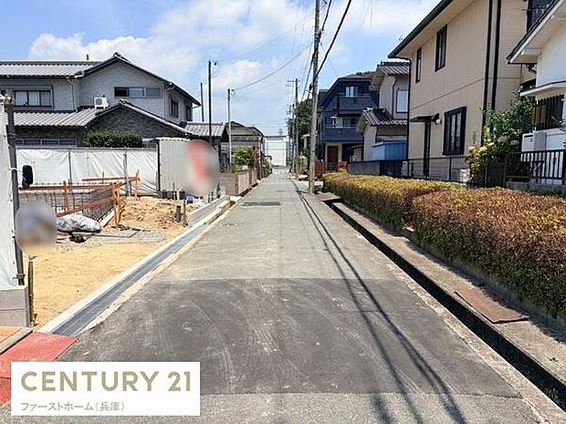 道路幅も十分にあり日当たりもしっかり確保されています。交通の妨げになりにくい静かな環境です。建物周辺も整然としています。