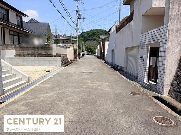 現地からの眺望が広がり周囲に開放感があります。前面道路は広く見通しが良い環境です。近隣は住宅が並び穏やかな景観が魅力です。