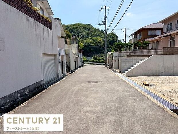 前面道路は舗装されており周囲には住宅が立ち並ぶ穏やかな環境です。落ち着いた住宅地に位置し生活の拠点として活用しやすい現地です。