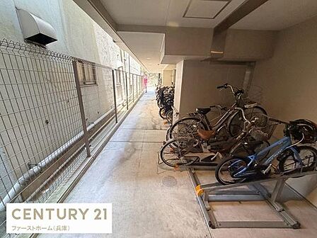 自転車を複数台置けるスペースが確保されています。通路も広く設計されており出し入れがしやすい環境です。屋根付きなので天候を気にせず利用できます。共用部分も清潔感があります。