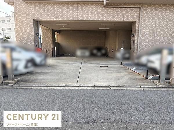 建物の敷地内に設けられた駐車スペースです。屋根付きなので雨天時も安心してご利用いただけます。段差の少ないフラットな設計で車の出し入れもスムーズです。区画が明確に分かれており複数台の駐車が可能です。