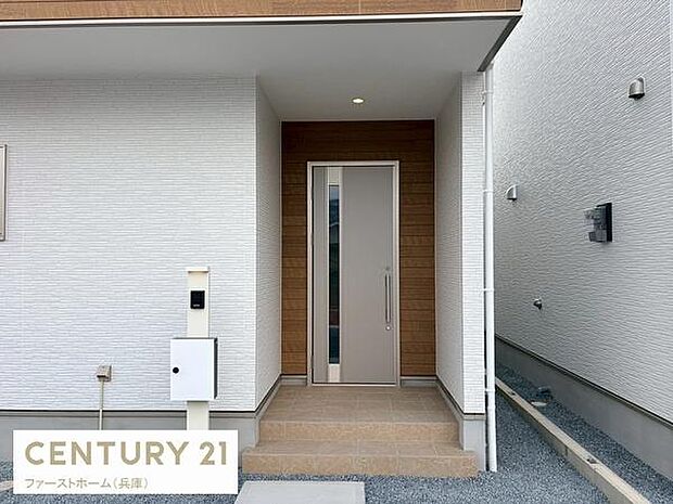 玄関周りはシンプルで洗練されたデザインになっています。段差も比較的低く設計されており出入りがしやすい印象です。ポストやインターホンが使いやすい位置に配置されています。