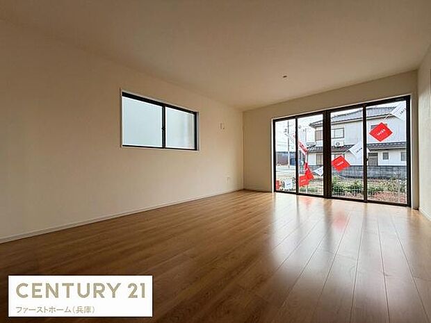 大きな窓からたっぷり自然光が差し込むリビングです。シンプルな内装が様々なインテリアに合わせやすい空間です。窓際まで広がる木目調のフローリングが開放感を演出しています。