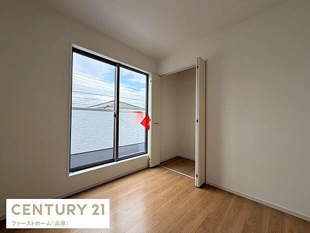 大きな窓から自然光が差し込む明るい子供部屋です。クローゼット付きで収納も充実しています。シンプルな内装で使いやすさが魅力です。ナチュラルなフローリングが空間を引き立てます。