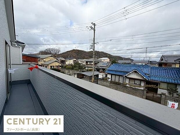 奥行きのあるバルコニーが印象的です。開放感のある眺望が広がり気分転換にも適した空間です。外壁のカラーとバルコニーの統一感が建物全体に調和をもたらしています。