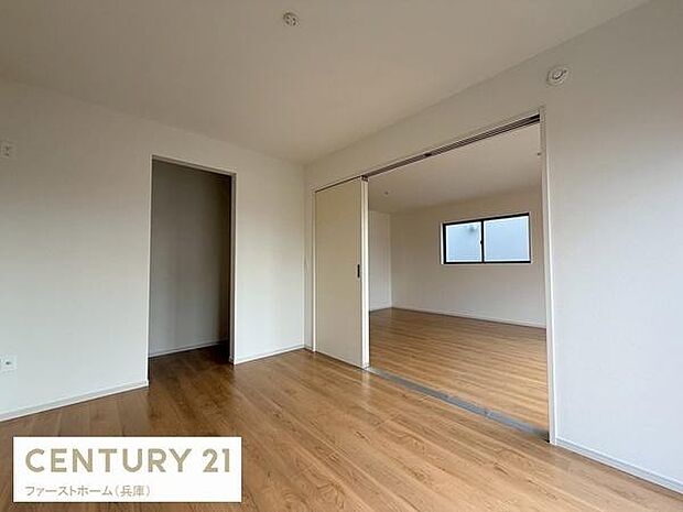 引き戸で仕切れる洋室は使い勝手に合わせて空間を自由に調整できます。ナチュラルなフローリングが室内を明るく演出しています。窓からの自然光が入り開放感を感じられる洋室です。