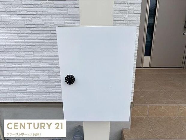 シンプルなデザインのポストが玄関まわりをすっきりと見せます。ダイヤル式の鍵付きで安心感があります。外観と調和した色合いが魅力です。郵便物の受け取りがしやすい高さもポイントです。