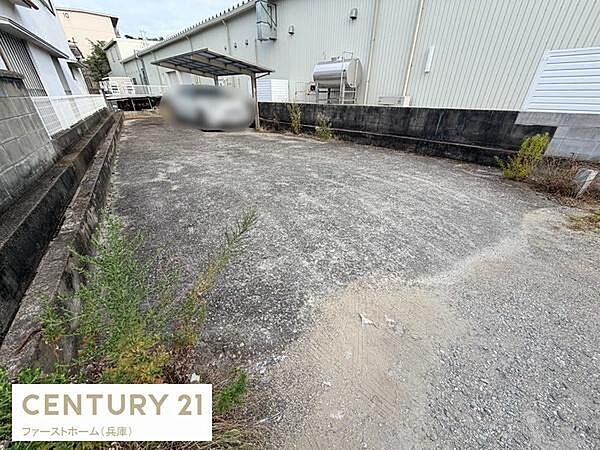 現地土地写真では敷地の広さや形状がひと目で確認できます。周囲との距離もしっかり取られており使い勝手の良いスペースが確保されています。道路からのアクセスもスムーズな印象を受けます。