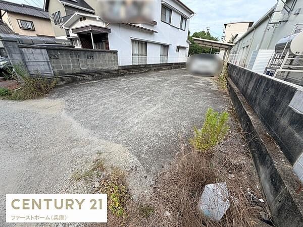 現地土地写真は周辺が住宅に囲まれており静かな印象です。道路からのアクセスも良好で余裕のあるスペースが特徴です。敷地は平坦で使いやすさが感じられます。日当たりも確保しやすい立地です。