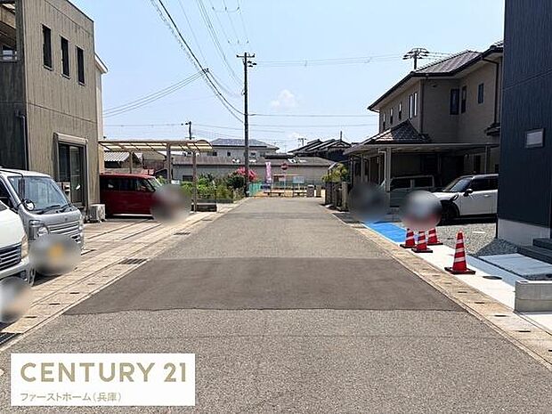 前面道路が広く車の出入りもスムーズに行えます。周囲は住宅が整然と並んでおり落ち着いた雰囲気が漂います。敷地前面は舗装された道路でアクセスしやすい環境です。