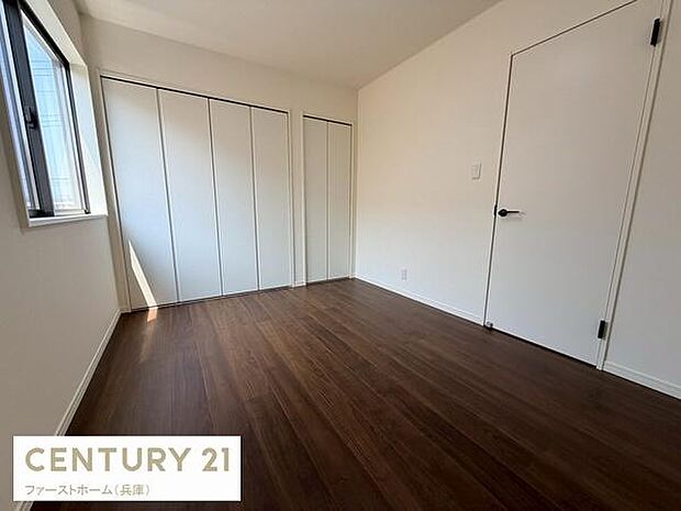 明るい日差しが差し込む子供部屋です。収納扉が備わっておりすっきりとした印象です。落ち着いたフローリングが特徴です。シンプルな内装でお手入れも楽です。室内の広さを活かしやすい設計です。