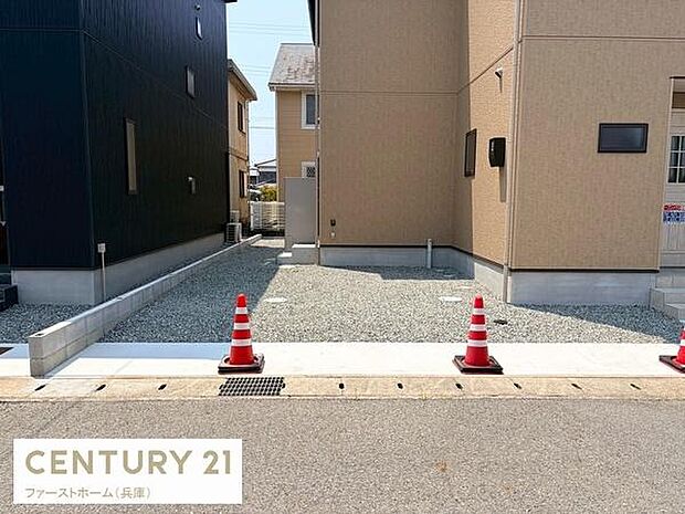 建物横にゆとりあるスペースの駐車場です。砕石敷きでメンテナンスがしやすい仕様となっています。奥行きがあり車の出し入れもスムーズです。駐車スペースがしっかり確保されている点が魅力的です。