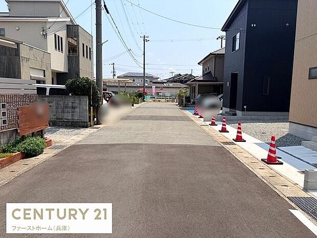 前面道路が幅広く車の出し入れもしやすい環境です。舗装が施されており清潔感が保たれています。周囲には住宅が整然と並び落ち着いた雰囲気が感じられます。道路沿いの植栽や整った外構も印象的です。