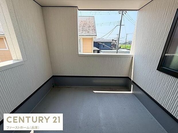 バルコニーは屋根付きで雨の日でも安心して利用できます。外からの視線を遮る壁の高さがありプライベート感が高い空間です。室内からの出入りもスムーズなレイアウトとなっています。風通しの良い設計も魅力です。
