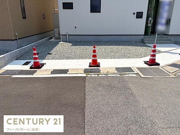 駐車場スペースはゆとりがあり大きな車も停めやすい構造です。フラットな地面で車の出し入れがスムーズに行えます。前面道路も広めでアクセスしやすい位置にあります。