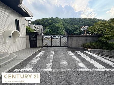 敷地内に専用駐車場を備えているため利便性が高い環境です。ゲート付きのため安心感があります。周囲には緑が多く落ち着いた雰囲気です。駐車スペースも十分に確保されています。