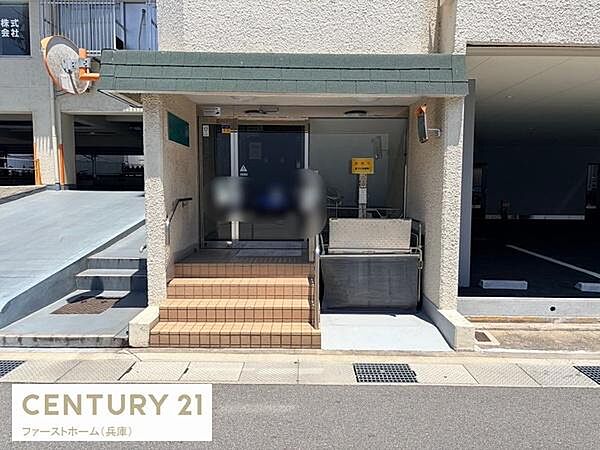 建物のエントランスは屋根が付いており天候を気にせず出入りがしやすいロビーです。段差も手すりが設置されており安心してご利用いただけます。清潔感のあるタイル張りの階段が特徴的です。