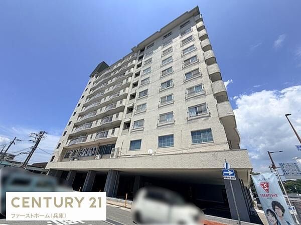日当たりの良い高層マンション外観です。落ち着いた色合いの外壁が特徴的です。開放感ある周辺環境が印象的です。安心感のあるしっかりとした建物構造です。全体的に明るい雰囲気が感じられます。