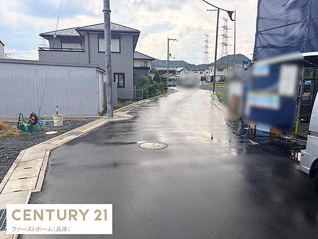落ち着いた街並みの中に位置する物件です。周辺は閑静で生活に適した立地となっています。