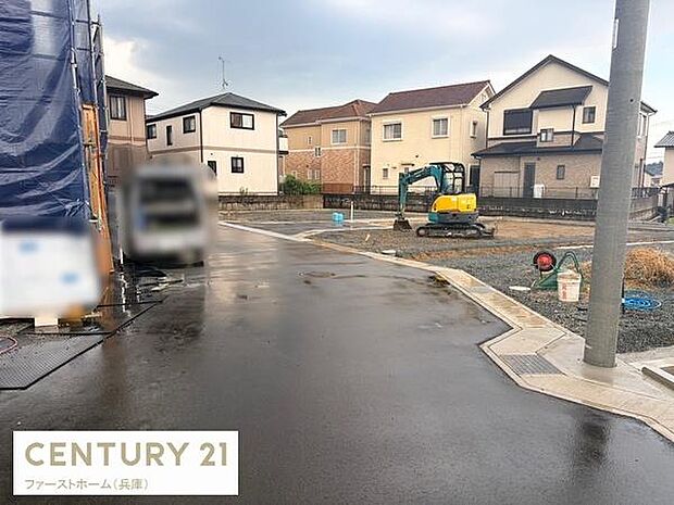前面道路は舗装されており周囲には住宅が立ち並ぶ穏やかな環境です。落ち着いた住宅地に位置し生活の拠点として活用しやすい現地です。