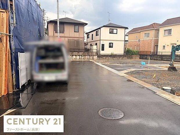 前面道路は舗装されており周囲には住宅が立ち並ぶ穏やかな環境です。落ち着いた住宅地に位置し生活の拠点として活用しやすい現地です。
