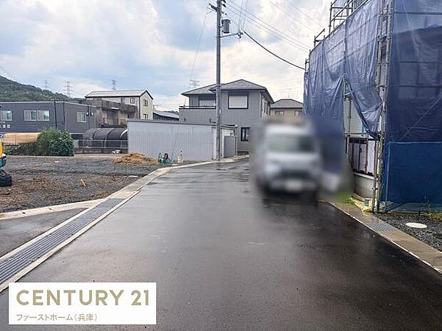 前面道路は舗装されており周囲には住宅が立ち並ぶ穏やかな環境です。落ち着いた住宅地に位置し生活の拠点として活用しやすい現地です。