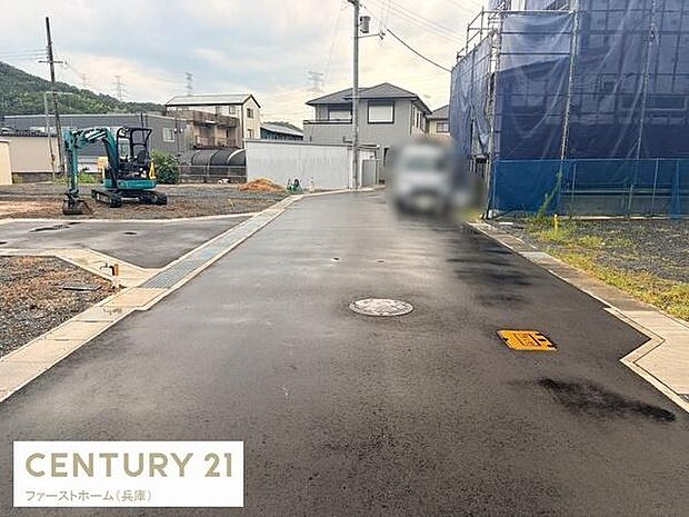 前面道路は舗装されており周囲には住宅が立ち並ぶ穏やかな環境です。落ち着いた住宅地に位置し生活の拠点として活用しやすい現地です。