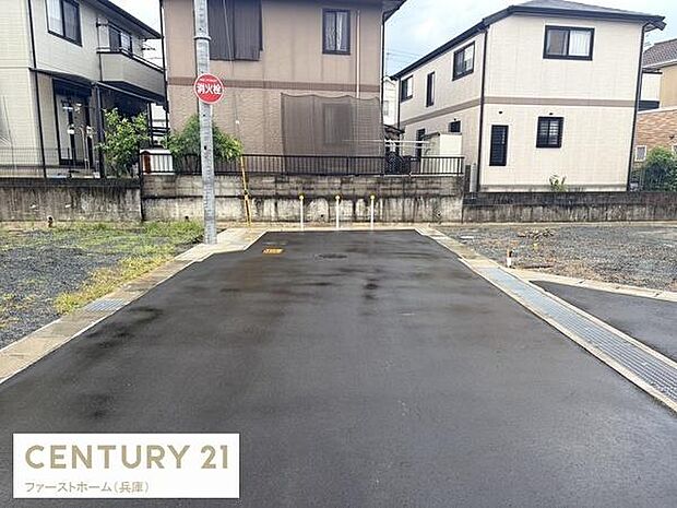 前面道路は舗装されており周囲には住宅が立ち並ぶ穏やかな環境です。落ち着いた住宅地に位置し生活の拠点として活用しやすい現地です。
