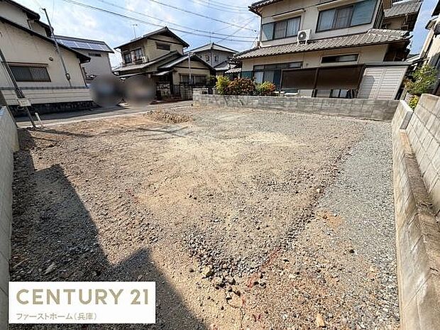 敷地の形が整っており住宅建築や駐車スペースとして利用しやすい土地です。周囲は落ち着いた住宅街で近隣との距離もしっかり確保されています。道路に面しているため車の出入りもスムーズです。
