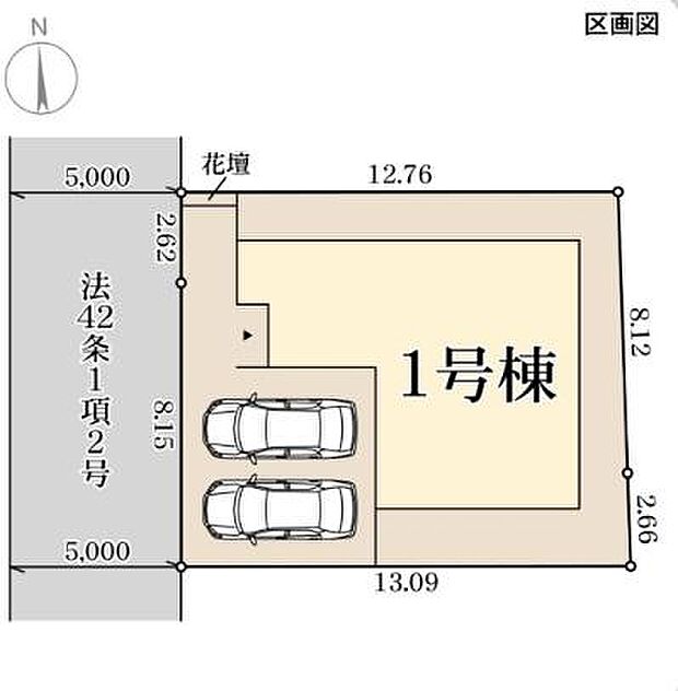 ゆとりのある敷地設計で2台分の駐車スペースが確保されています。敷地周囲には十分な幅が設けられており駐車もスムーズです。敷地内には花壇スペースも設置されています。