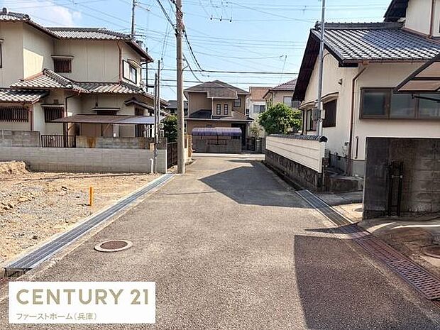 前面道路は舗装されており車の出入りもスムーズに行えます。周辺には住宅が整然と建ち並び落ち着いた雰囲気が感じられます。電柱や配線も整備され生活インフラも充実しています。
