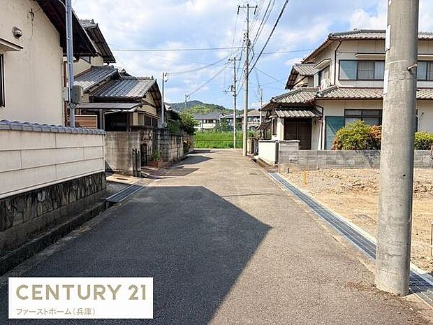 周囲には落ち着いた住宅が並び静かな環境が広がっています。道路は舗装されており整然とした街並みが特徴です。車の通行も安心できる幅員があります。電柱や配線がきちんと整備されています。