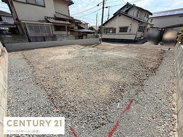 現況更地で建築プランの検討がしやすい土地です。両側をブロック塀が囲んでおり敷地の形状が分かりやすくなっています。周囲の住宅ともバランスが取れたエリアに位置しています。前面道路へのアクセスも良好です。