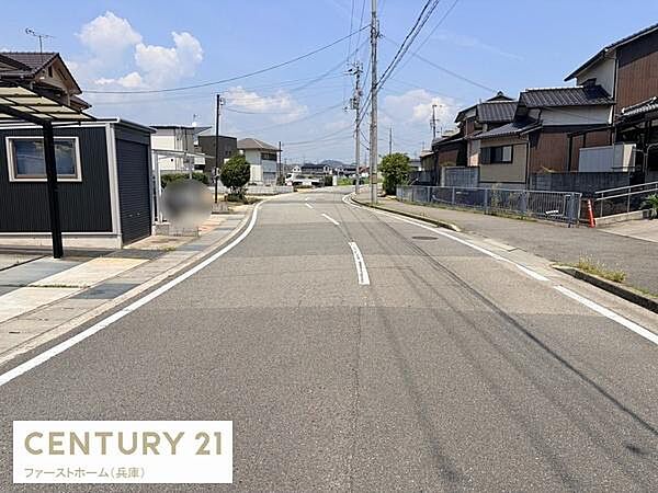 幅の広い前面道路で車のすれ違いもしやすい印象です。周囲は住宅が並び整った街並みが確認できます。道路の舗装状態も良好で静かな環境がうかがえます。視界が開けており見通しの良い立地です。