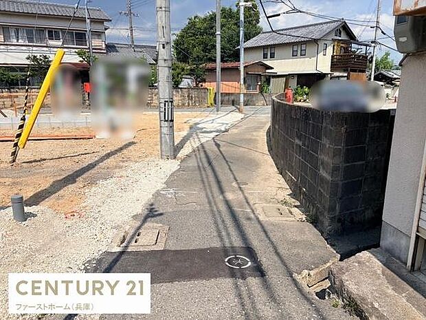 前面道路は舗装されており敷地周辺もすっきりとした印象です。電柱やブロック塀が整然と配置されています。周囲は住宅や空き地が広がり落ち着いた雰囲気が感じられます。現地写真で周辺環境をご確認いただけます。
